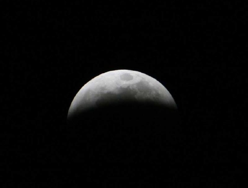 The lunar eclipse at 10:14 pm. f/5.6, 1/250 sec, ISO-400, 250 mm